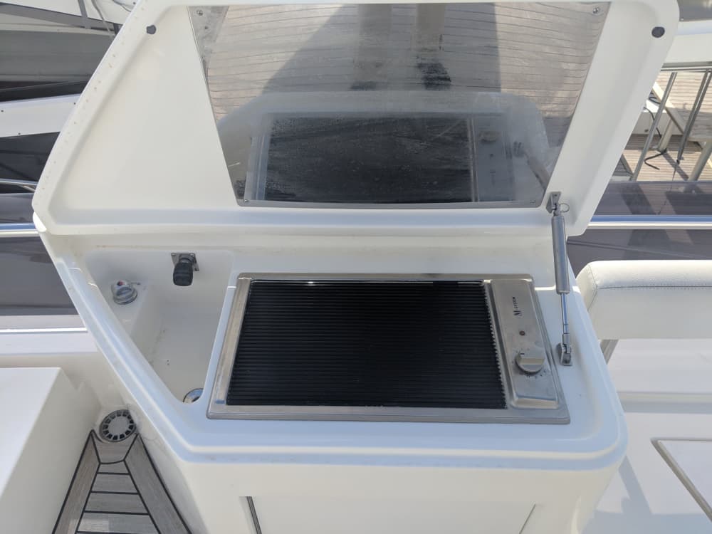 Esplora le baie nascoste di Murter a bordo di uno yacht a motore.