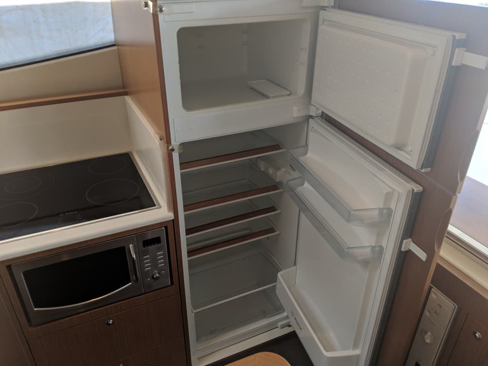 Esplora le baie nascoste di Murter a bordo di uno yacht a motore.