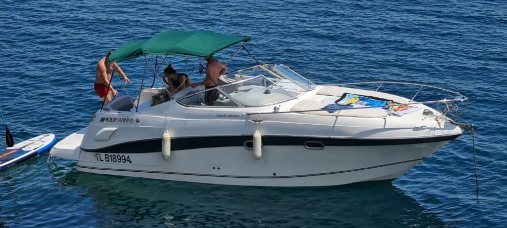 Explora Niça en mig dia: lloga una llanxa a motor durant 2h45