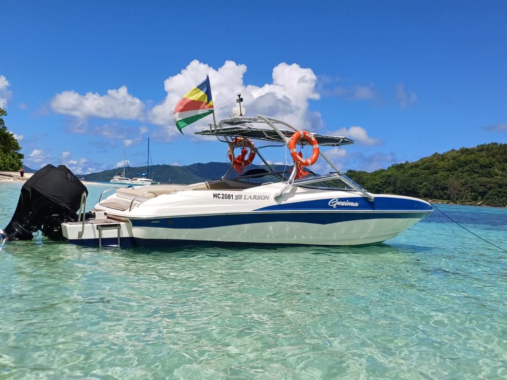 Relájate en Seychelles: 7 horas de sol en una lancha motora.