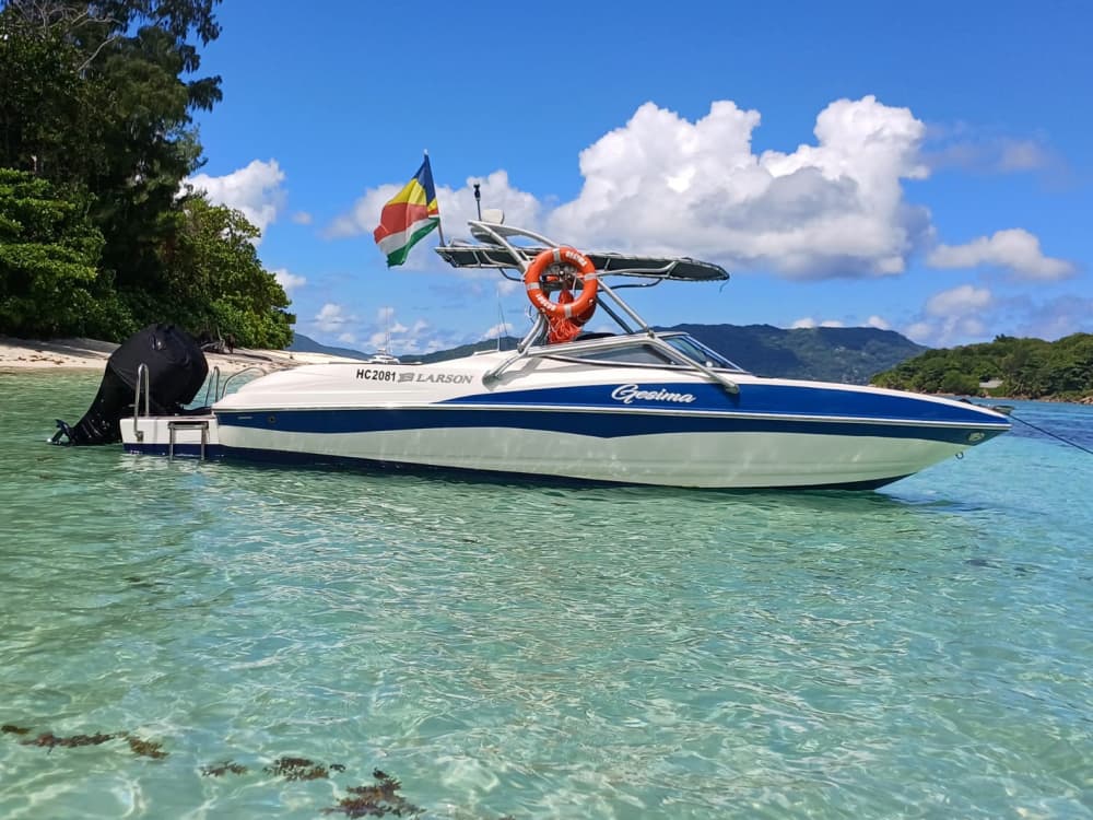 Rilassatevi alle Seychelles: 7 ore di sole su una barca a motore.