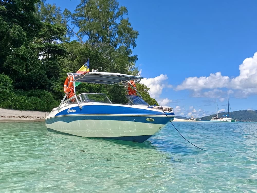 Relájate en Seychelles: 7 horas de sol en una lancha motora.