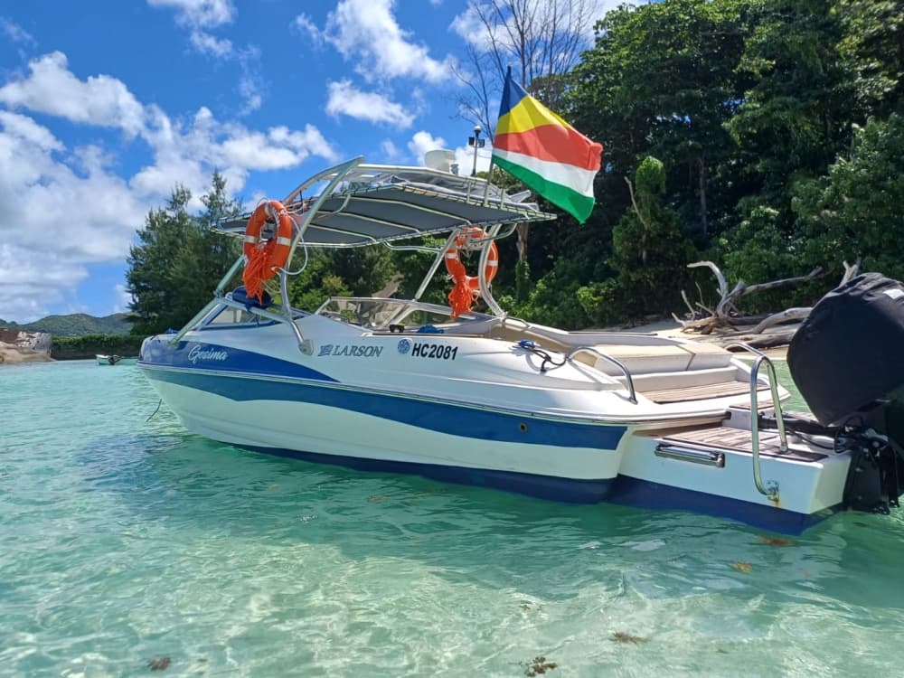 Rilassatevi alle Seychelles: 7 ore di sole su una barca a motore.