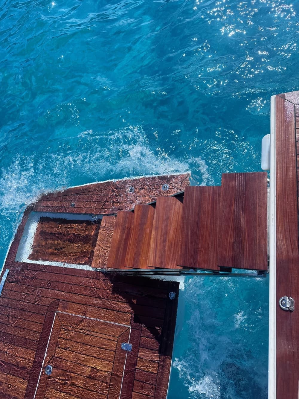 Your day in Saint-Florent: Rent a motorboat for a full day of discovery