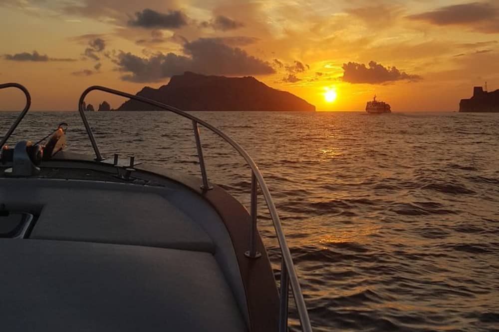 Capri Sunset Cruise: en 3-timmars upplevelse av ljus, hav och avkoppling