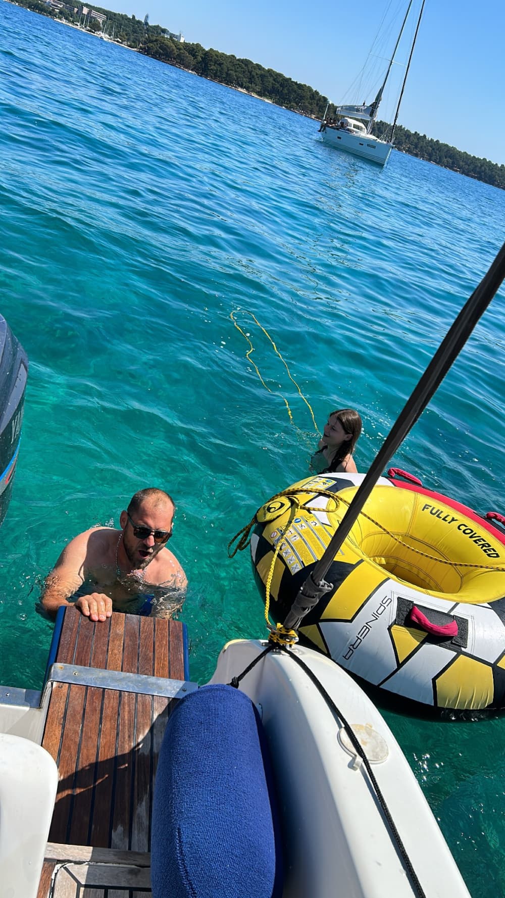 La tua giornata a Umago: noleggia una barca a motore per una giornata intera alla scoperta dell'isola.