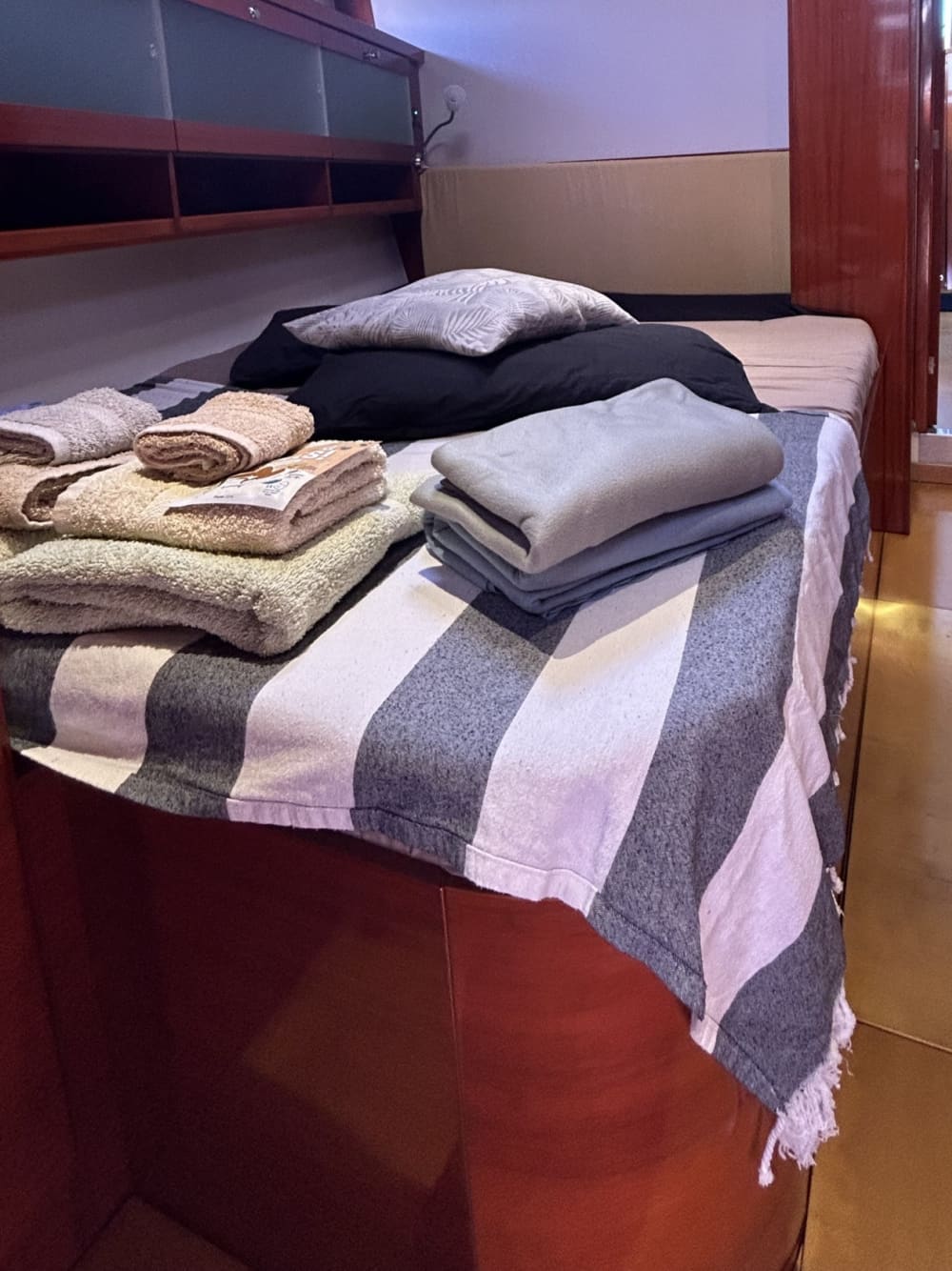 Explora Ostia y disfruta de un día completo de navegación a vela.