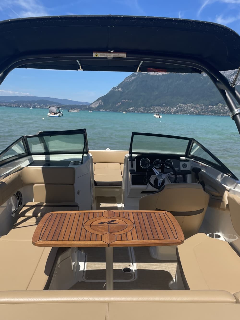 Desfrute de 3h30 de sol em um barco a motor em Sévrier.