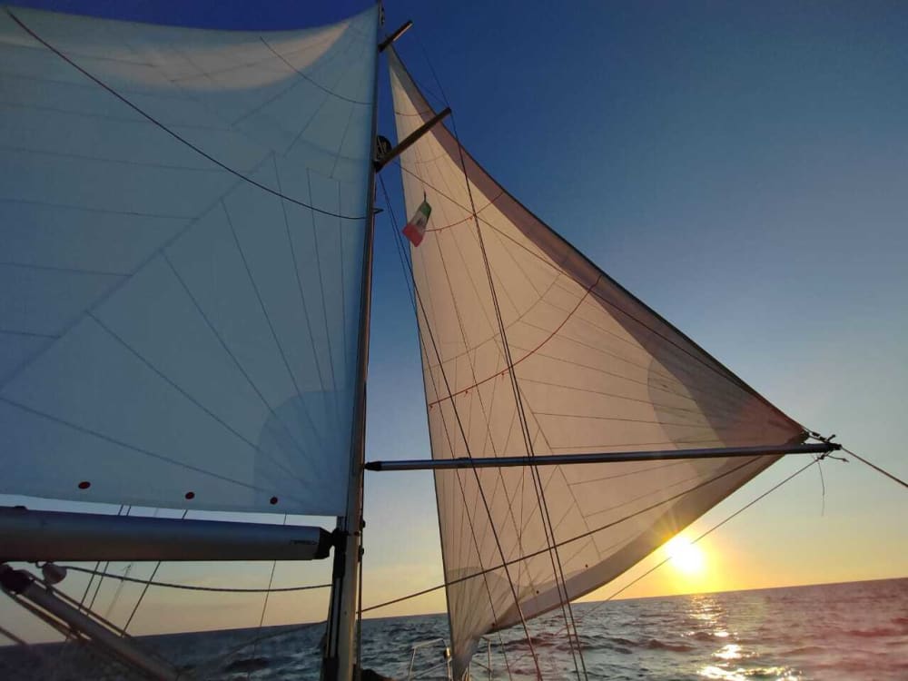 Profitez de chaque instant : une journée ensoleillée aux alentours des Anses-d'Arlet à bord d'un voilier