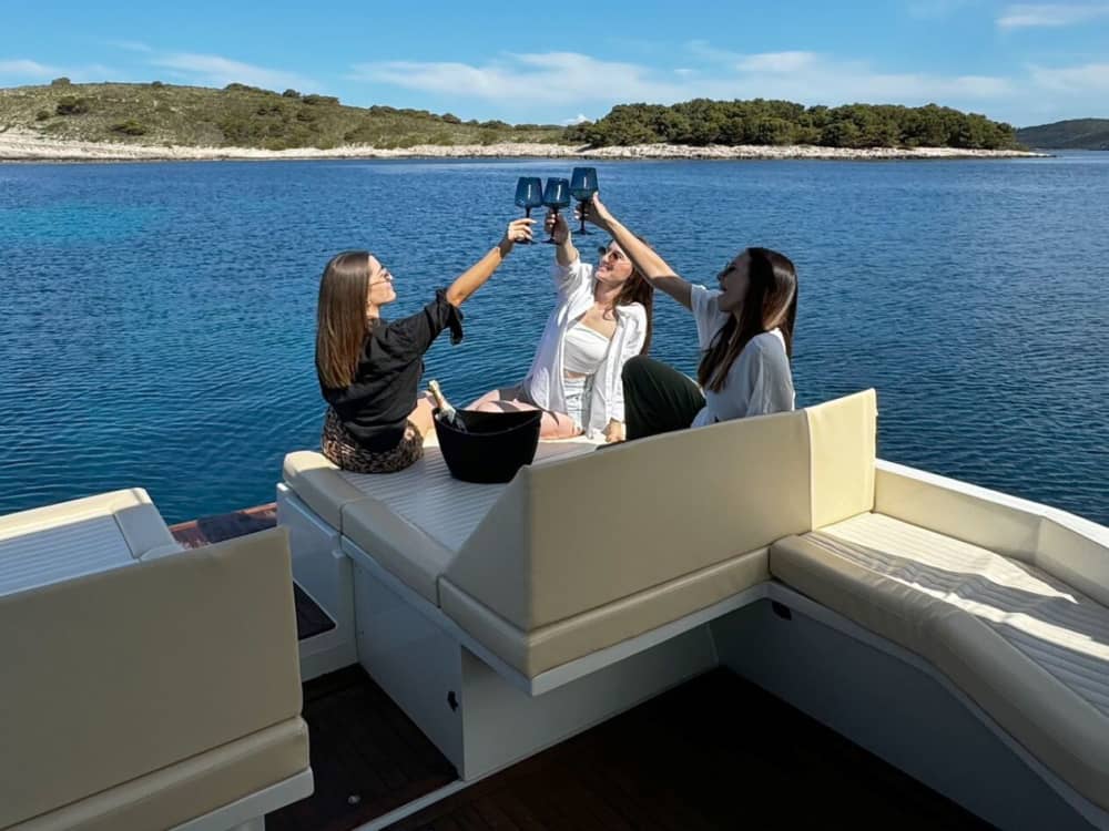 Küstenwunder: Versteckte Buchten und die Schönheit der roten Felsen ab Hvar