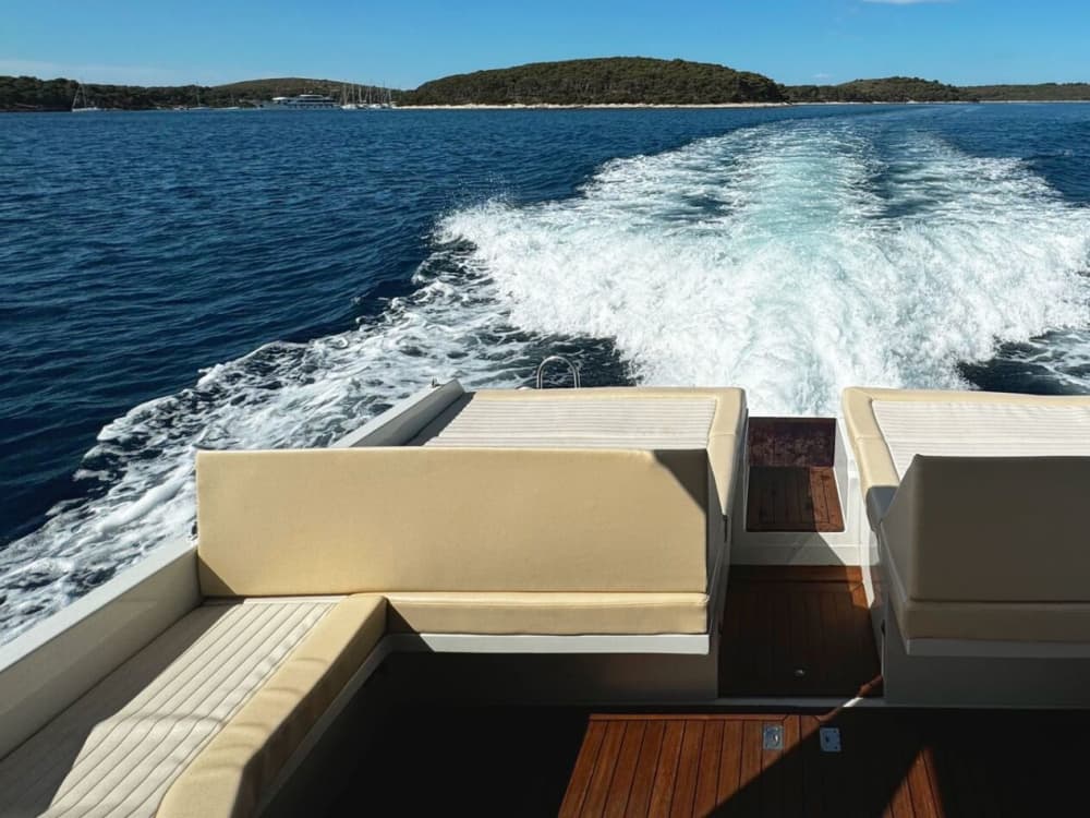 Küstenwunder: Versteckte Buchten und die Schönheit der roten Felsen ab Hvar