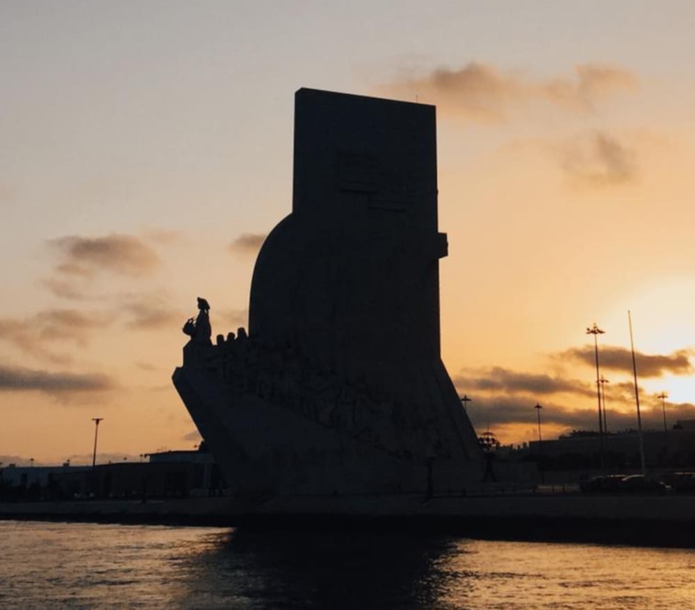 Lisboa: Crucero privado de lujo al atardecer de 2 horas con bebida de bienvenida.