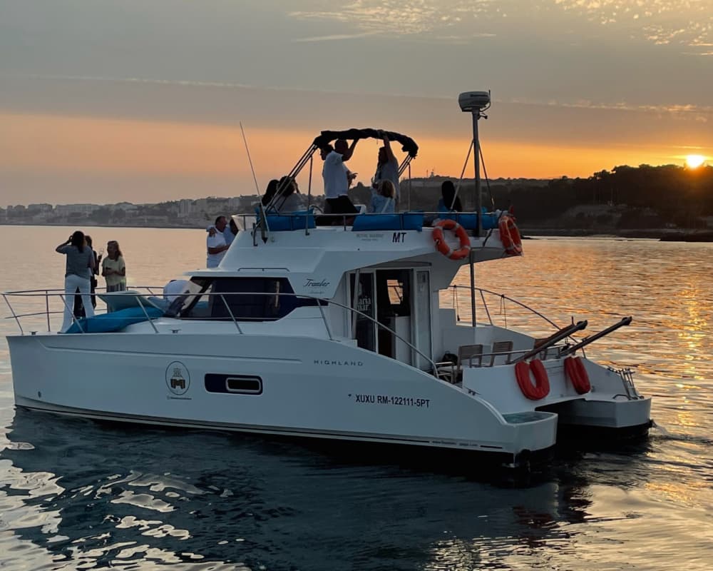Lisboa: Crucero privado de lujo al atardecer de 2 horas con bebida de bienvenida.