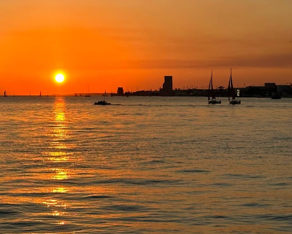 Lisboa: Crucero privado de lujo al atardecer de 2 horas con bebida de bienvenida.