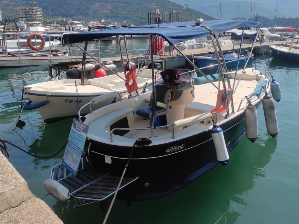 Relájate en una lancha motora en Budva durante 4 horas.