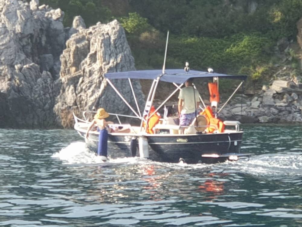 Relájate en una lancha motora en Budva durante 4 horas.