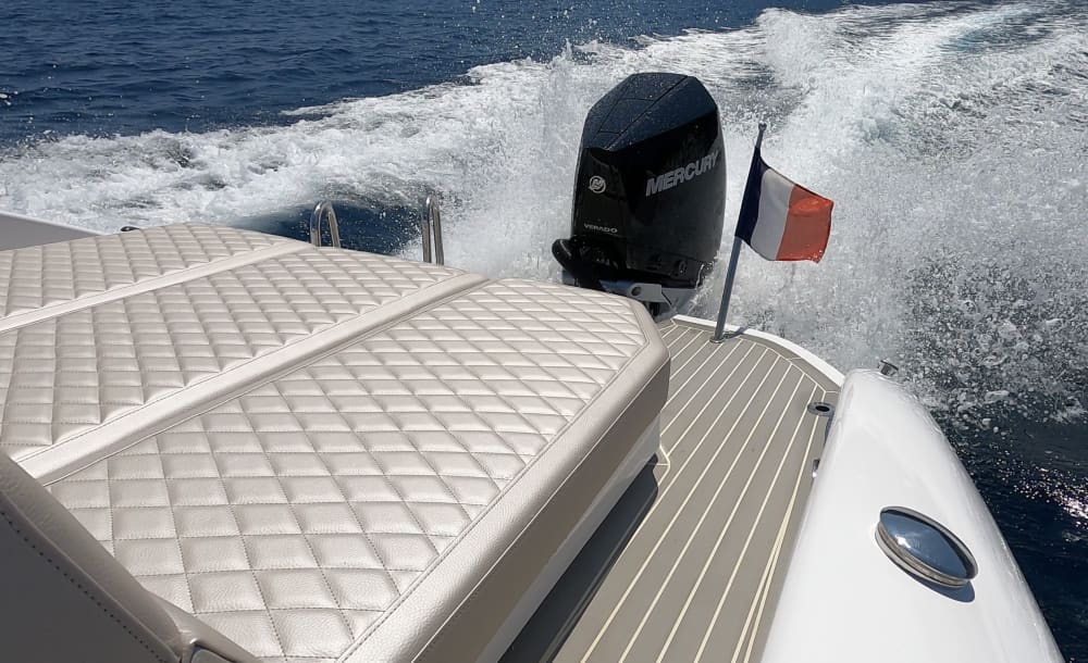 Ce e mai bun din Mandelieu-La Napoule este pe apă: Ziua ta privată pe o barcă cu motor