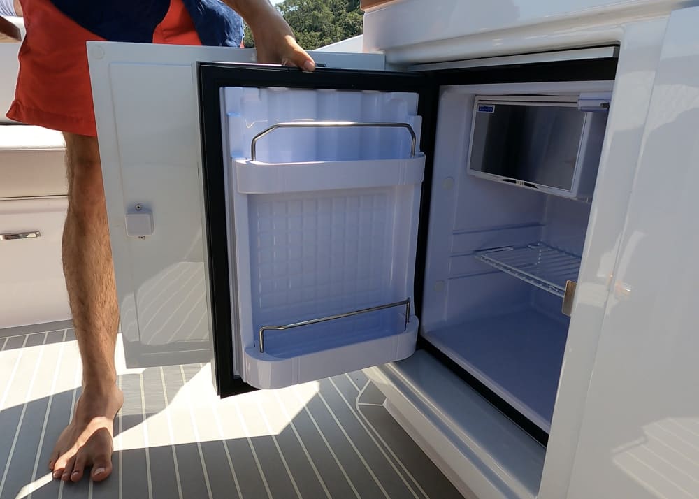 Lo mejor de Mandelieu-La Napoule está en el agua: Disfrute de un día completo en una lancha motora privada.