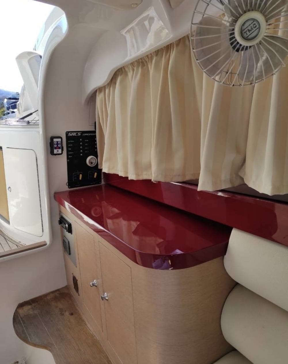 La tua giornata a Vibo Marina: noleggia una barca a motore per una giornata intera alla scoperta del mondo sottomarino.