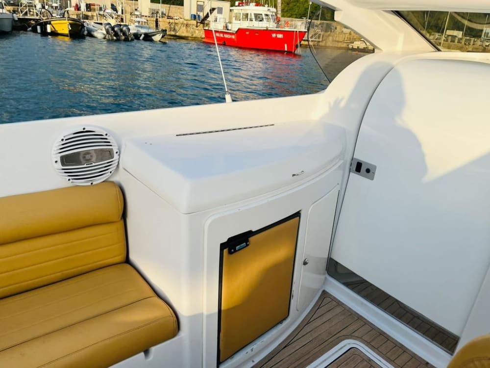 La tua giornata a Vibo Marina: noleggia una barca a motore per una giornata intera alla scoperta del mondo sottomarino.