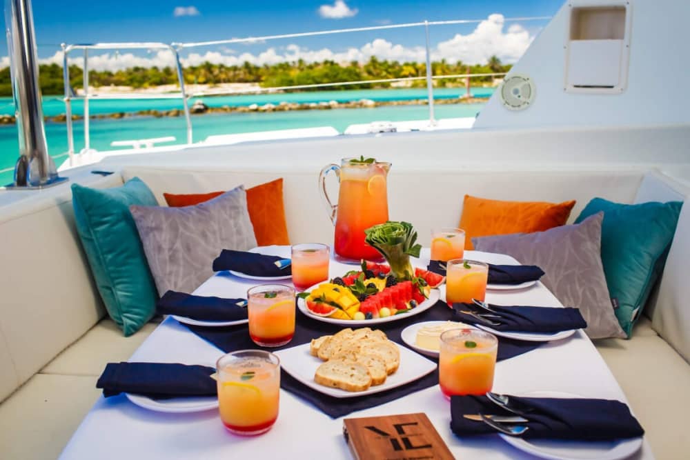 Vive Puerto Aventuras como nunca antes a bordo de un catamarán.