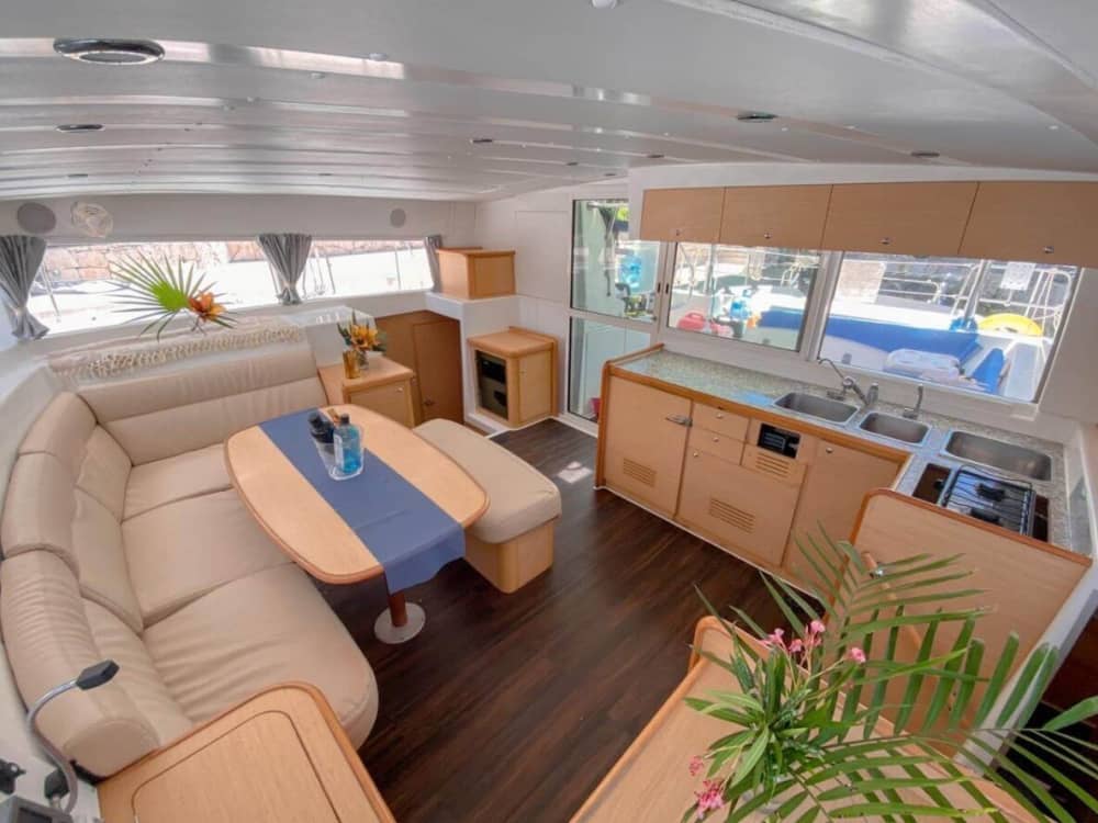 Vive Puerto Aventuras como nunca antes a bordo de un catamarán.