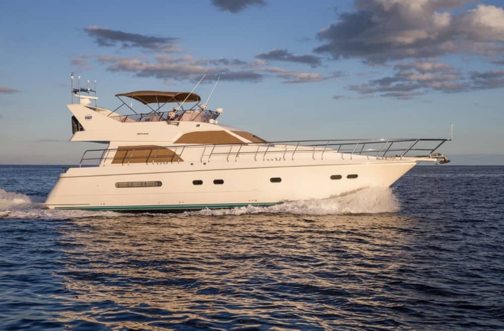 Lujo redefinido en Puerto Aventuras: Un día inolvidable en un yate a motor.