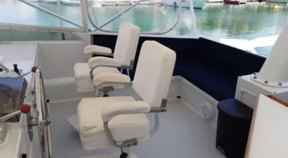 Comienza tus vacaciones con 4 horas de diversión en un yate a motor.