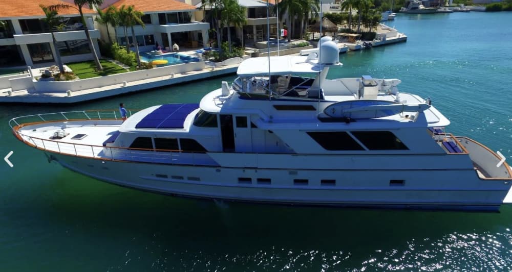 Dedica 9 horas a descubrir la magia oculta de Puerto Aventuras desde las olas.