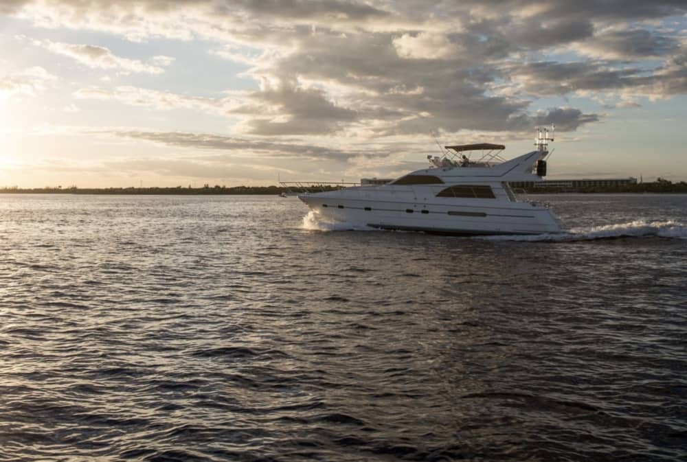Disfrute de un día completo en un yate a motor en Puerto Aventuras.