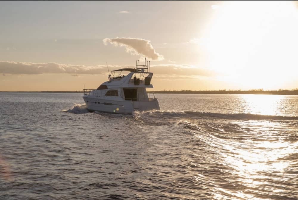 Disfrute de un día completo en un yate a motor en Puerto Aventuras.