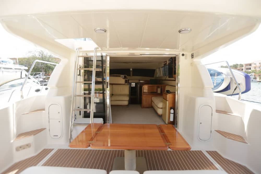 Lujo de medio día en un yate a motor.