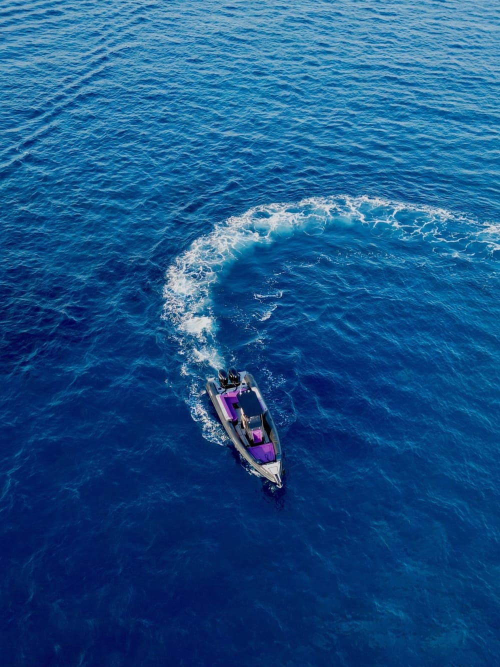 Profitez d'une excursion d'une demi-journée autour de Santorin en bateau à moteur.