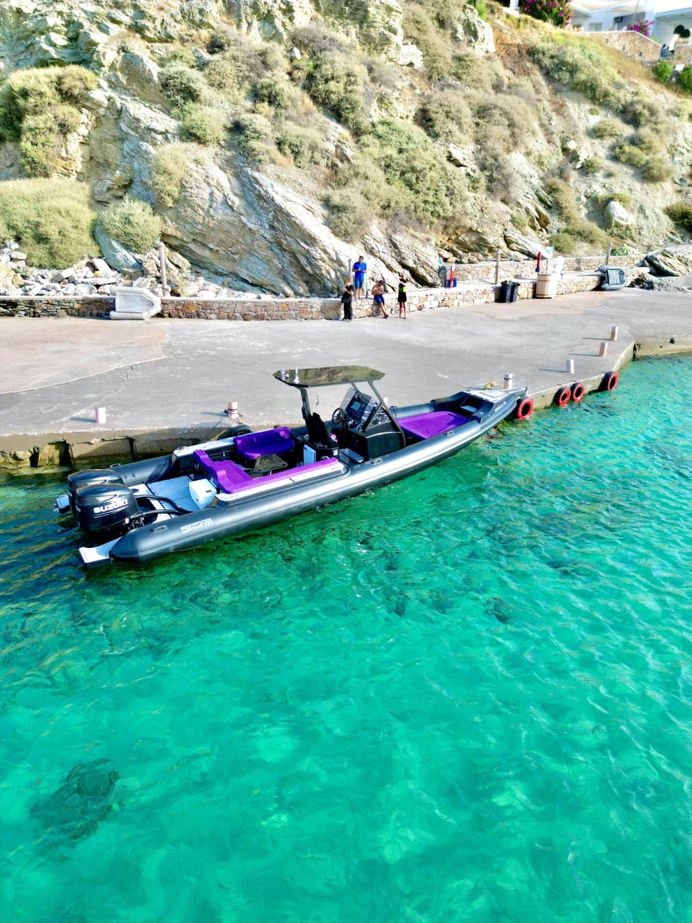 Profitez d'une excursion d'une demi-journée autour de Santorin en bateau à moteur.