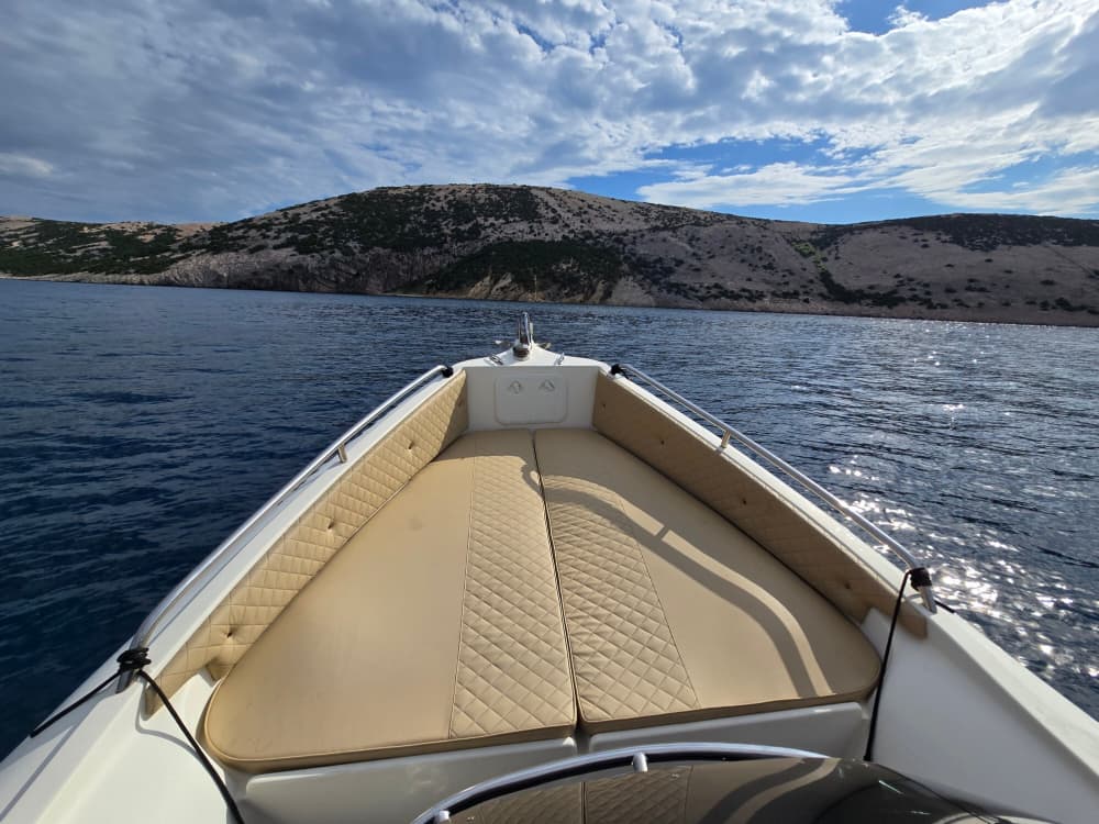 Utforska Novalja med båt: En heldag på vattnet ombord på en motorbåt