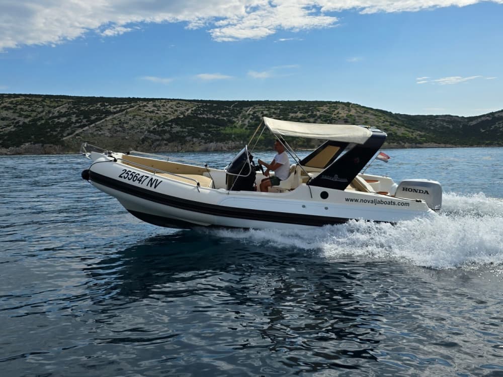 Utforska Novalja med båt: En heldag på vattnet ombord på en motorbåt