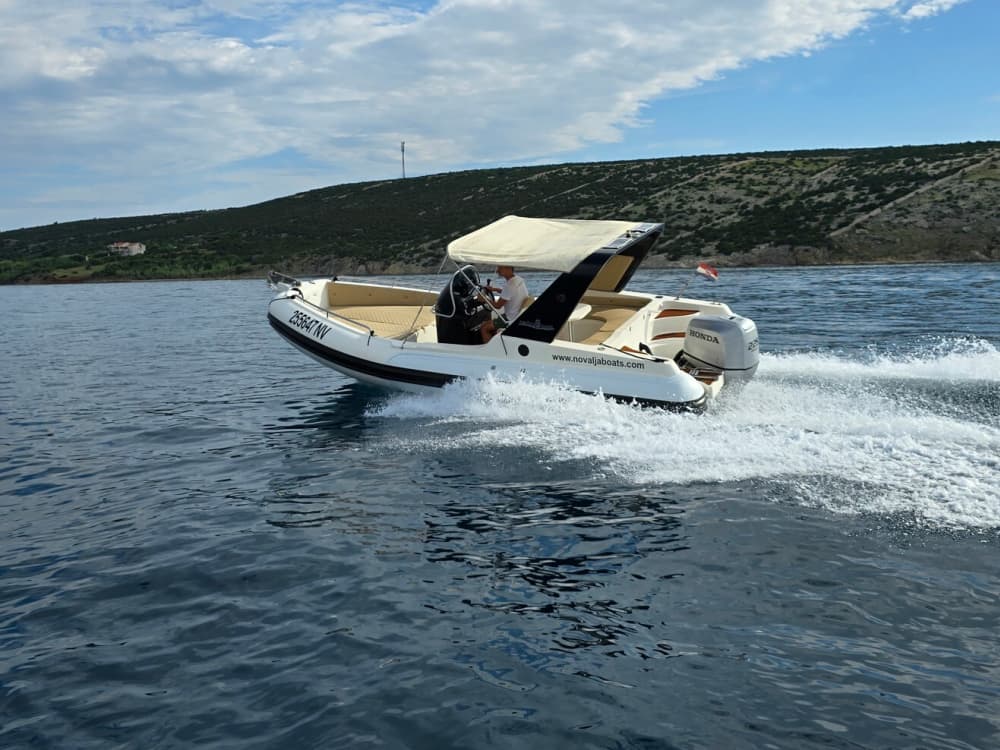 Utforska Novalja med båt: En heldag på vattnet ombord på en motorbåt