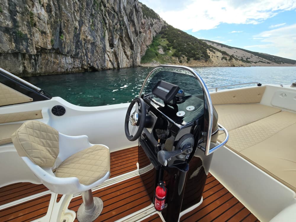 Utforska Novalja med båt: En heldag på vattnet ombord på en motorbåt