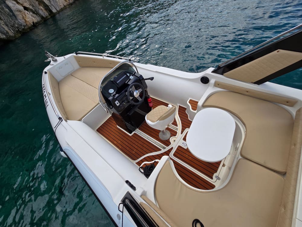 Utforska Novalja med båt: En heldag på vattnet ombord på en motorbåt