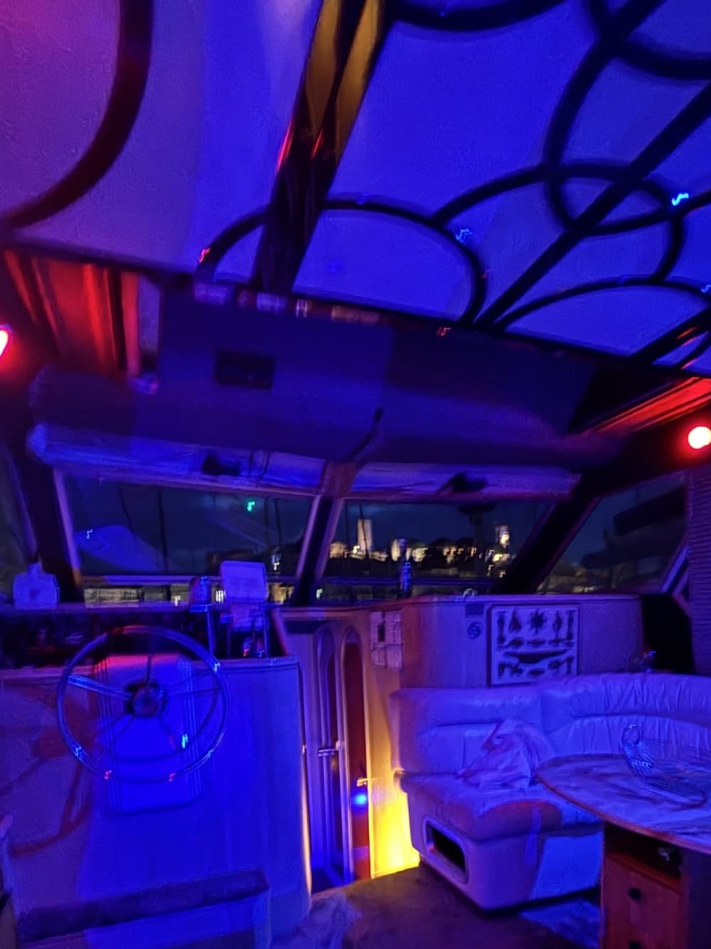Descubre Cannes: Medio día de pura alegría en una lancha motora.