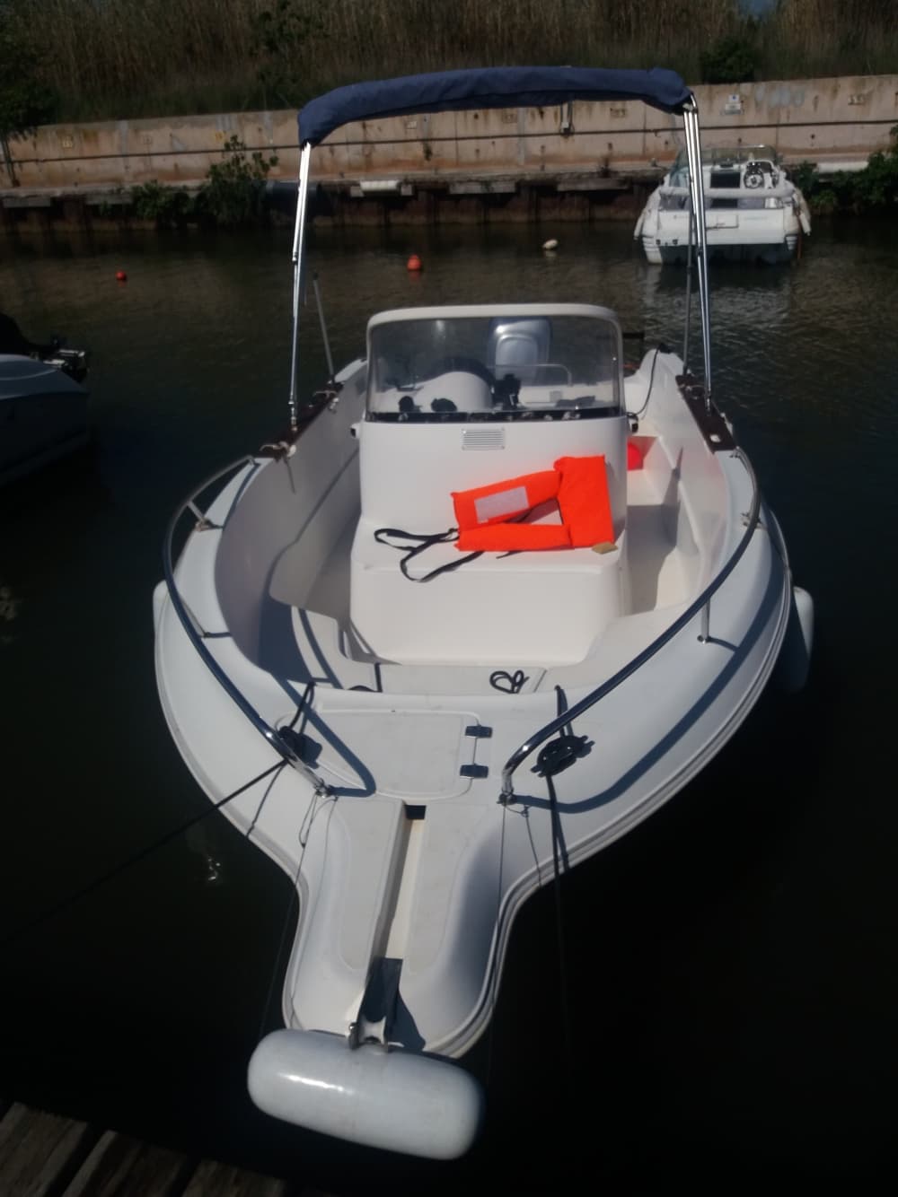 Ihr Tag in Hyères: Mieten Sie ein Motorboot für 8 Stunden Entdeckungstour