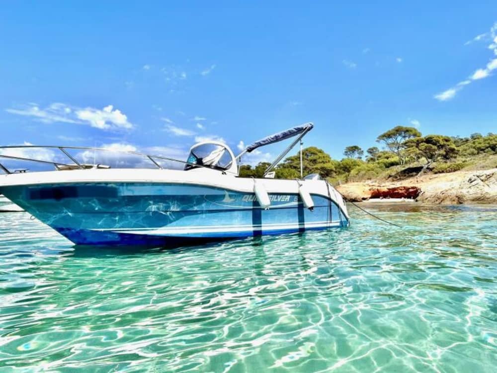Ihr Tag in Hyères: Mieten Sie ein Motorboot für 8 Stunden Entdeckungstour