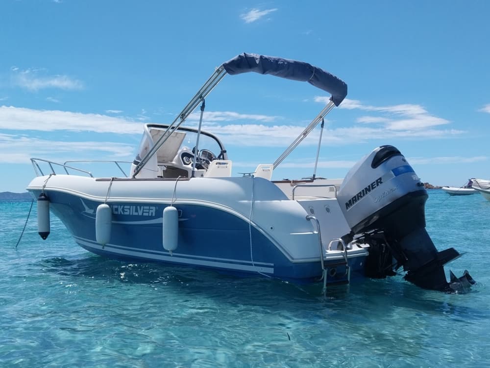 Ihr Tag in Hyères: Mieten Sie ein Motorboot für 8 Stunden Entdeckungstour
