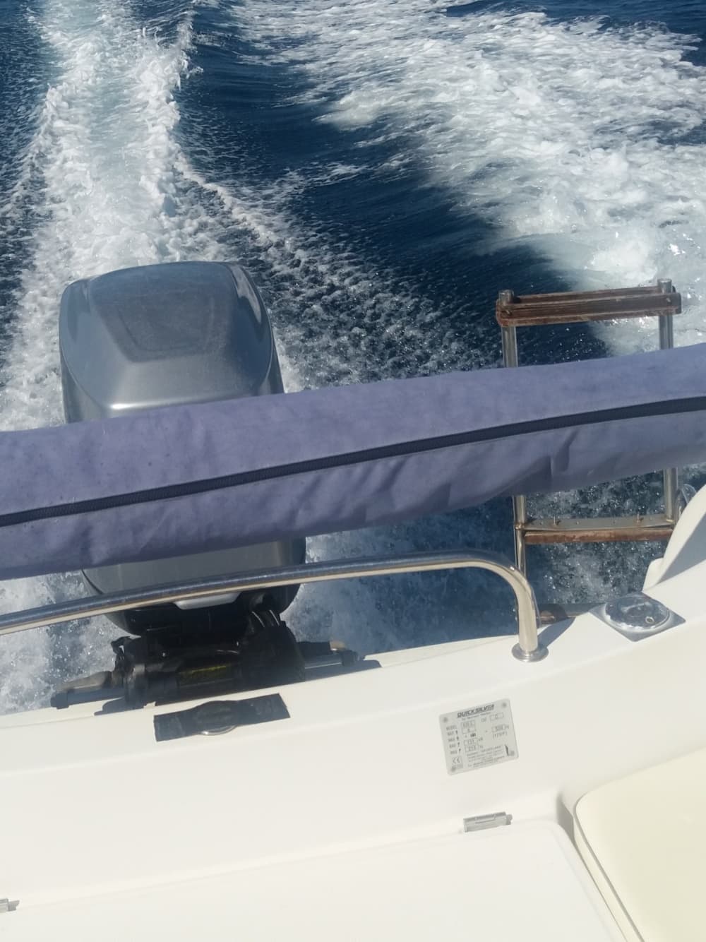 Ihr Tag in Hyères: Mieten Sie ein Motorboot für 8 Stunden Entdeckungstour