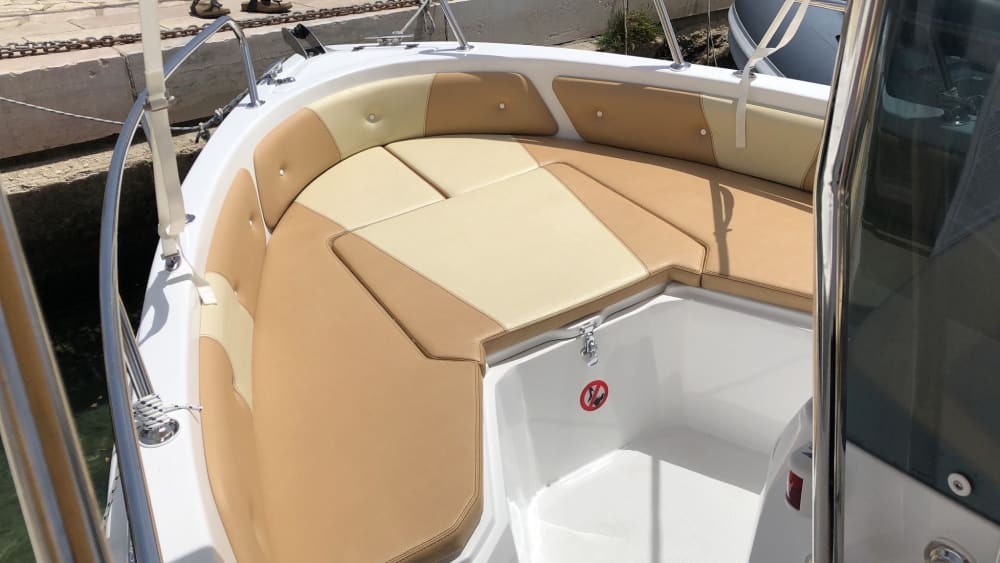 Explora Porto Cesareo en mig dia: lloga una llanxa de motor durant 4 hores