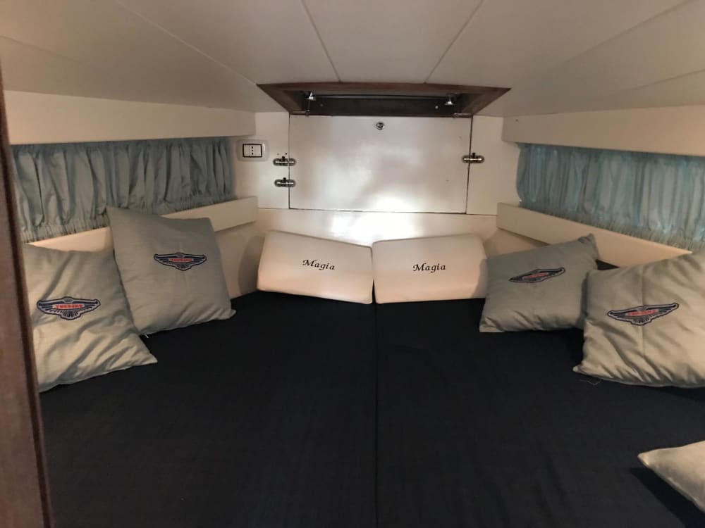 Geniet van 10 uur op een motorboot in Napels.