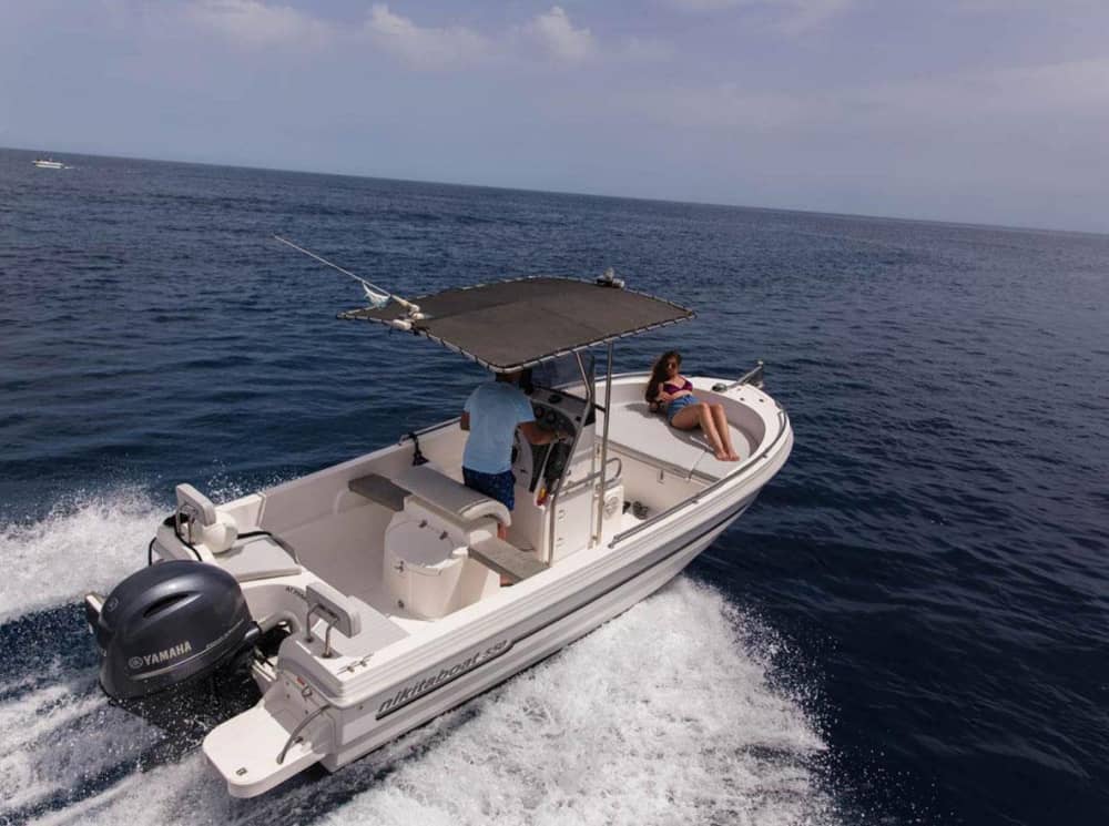 4 h à Santorin : Louez un bateau à moteur et profitez-en