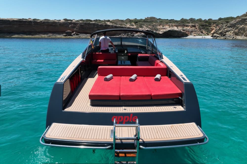 Elegancia en el mar: Crucero privado a Cala Jondal