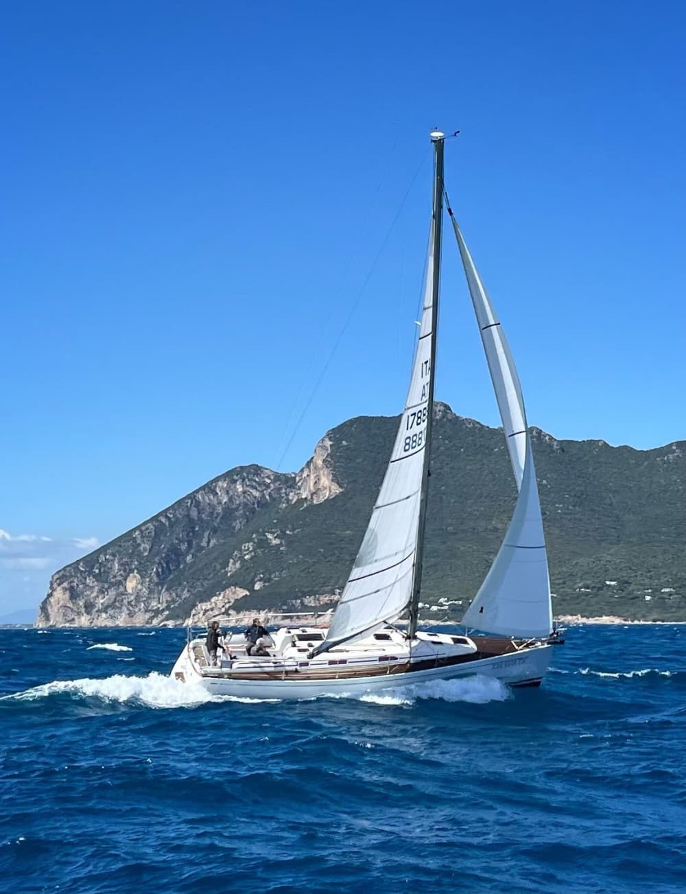 O ritmo de San Felice Circeo: Momentos inesquecíveis em um veleiro.