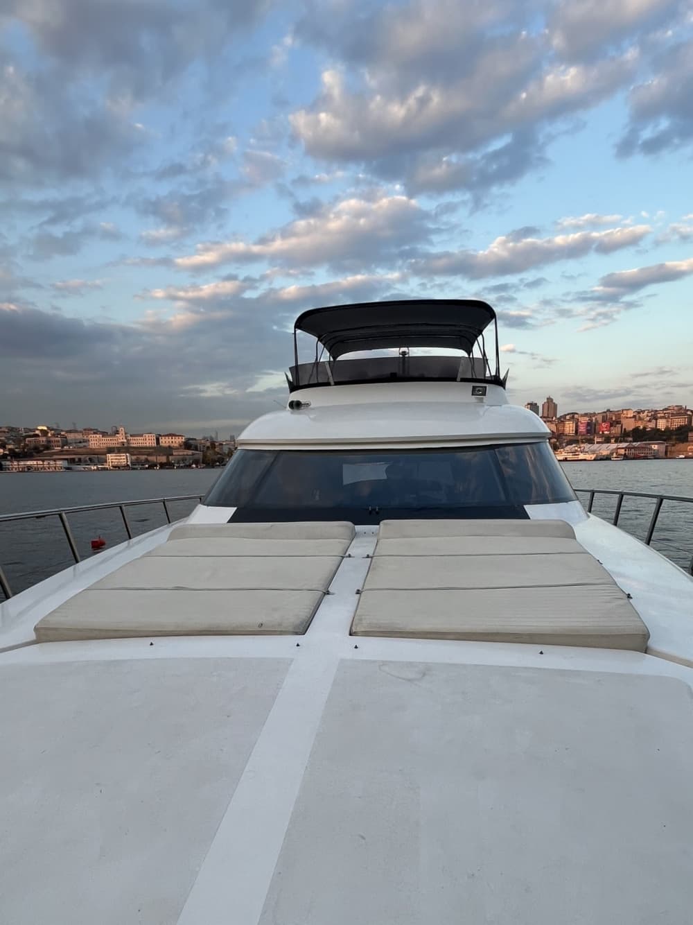 Il meglio di Istanbul si trova sull'acqua: una giornata intera in esclusiva su uno yacht a motore.